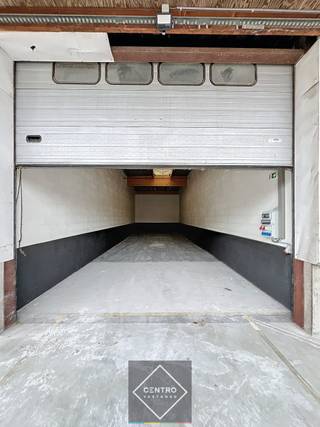 <strong><u>BENADERENDE AFMETINGEN:</u></strong><br />Magazijn:  91m².<br /><br /><strong><u>AFWERKING:</u></strong><br />Solide, betonnen constructie – scheidingswanden in (wit geschilderde) cellenbetonblokken - gewapende polybetonvloer - plat dak - elektrische sectionaalpoort Nassau (b: 4,50 x h: 4,15m) -  volledige overspanning - vrije hoogte 4,30m - 2 x LED verlichting.<br /><br /><u>Algemene staat:</u> instapklaar!<br /><br /><strong><u>BESTEMMINGSMOGELIJKHEDEN:</u></strong><br />Opslag.<br /><br /><strong><u>NUTSVOORZIENINGEN:</u></strong><br />Elektriciteit (3x400V-N) 40A, 4 stopcontacten mono en 3 stopcontacten 3-fasig met eigen zekeringskast.<br /><br /><strong><u>LIGGING:</u></strong><br />Gelegen te Rumbeke, vlakbij E403/A17.<br /><br /><u>* Bijzonderheden</u><br />- Elektrische keuring conform!<br />- De vermelde huurprijs is voor de loods van 91m².<br />- Prijzen excl. onroerende voorheffing (forfait 1m), gemene kosten (€5/m²/j) en voorschot elektriciteit (€80/m).<br />- Onze referentie op <strong>www.centro.be</strong>: <strong>P0454 </strong>of contacteer ons via <strong>050700102</strong>.<br /><br /><strong>CENTRO | BEDRIJFSVASTGOED </strong> is reeds 25 jaar<u> gespecialiseerd in de bemiddeling van commercieel- en bedrijfsvastgoed</u> in West- en Oost Vlaanderen.<br /><strong>Wilt u ook weten hoeveel uw bedrijfsgebouw waard is?</strong><br />Contacteer ons vrijblijvend voor een marktconforme waardebepaling van uw pand. <br /> 