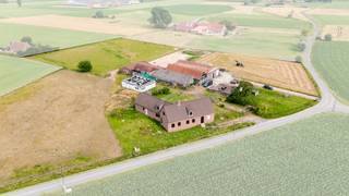 Langs een rustige landelijke weg, midden tussen de uitgestrekte velden van Poeke, bevindt zich deze uitzonderlijke nieuwbouwwoning op een prachtig perceel van maar liefst 17.870 m². Omringd door groen geniet u hier elke dag van absolute rust, volledige privacy en een adembenemend uitzicht over de omliggende natuur.<br /><br />De woning werd opgetrokken in 2022 en biedt de unieke mogelijkheid om de volledige binnenafwerking nog volledig naar eigen smaak en materiaalkeuze te realiseren. Zo creëert u moeiteloos een woning die perfect aansluit bij uw persoonlijke woonwensen. Bovendien is deze verkoop onderworpen aan het stelsel van de registratierechten, waardoor geen btw verschuldigd is op de aankoop, een belangrijk financieel voordeel.<br /><br />Met een bewoonbare oppervlakte van circa 250 m² biedt deze eigendom bijzonder veel ruimte. De indeling is doordacht en praktisch uitgewerkt, met maar liefst vier volwaardige slaapkamers en de mogelijkheid om een vijfde slaapkamer te creëren.<br /><br />Op het gelijkvloers wordt u verwelkomd in een ruime inkomhal met gastentoilet, vestiaire en een afzonderlijk bureau, ideaal voor thuiswerk of het ontvangen van klanten. De royale leefruimte baadt in het natuurlijke licht en sluit naadloos aan op de open keuken met aansluitende berging. De tweede vleugel omvat een extra toilet, een ruime wasplaats en een volwaardige logeer- of polyvalente kamer.<br /><br />De eerste verdieping beschikt over een ruime nachthal met aparte dressing, drie ruime slaapkamers en een verbinding naar de linkervleugel waar zich de toekomstige badkamer, de technische ruimte en een extra zolderkamer bevinden die perfect kan worden ingericht als vijfde slaapkamer, hobbyruimte of bureau.<br /><br />Ook op technisch vlak is deze woning volledig mee met haar tijd. Zo werd reeds voorzien in 22 zonnepanelen, die bijdragen aan een lagere energiefactuur en een duurzame toekomst.<br /><br />Ook buiten weet deze eigendom te overtuigen. Het domein beschikt over verschillende bijgebouwen die vandaag dienstdoen als opslagruimte, paardenstallen, garages en multifunctionele bergruimtes. De omliggende weilanden bieden bovendien alle mogelijkheden voor paardenliefhebbers of het houden van andere dieren.<br /><br />Bent u op zoek naar een unieke eigendom waar u de afwerking volledig zelf kunt bepalen, gecombineerd met uitzonderlijke ruimte, rust, privacy, een prachtig landelijk uitzicht én een fiscaal interessante aankoop zonder btw? Dan is dit zonder twijfel een buitenkans.<br /><br />Vraag nu een bezoek aan en ontdek het zelf. <br /><br />(De geadverteerde prijs betreft een richtprijs).