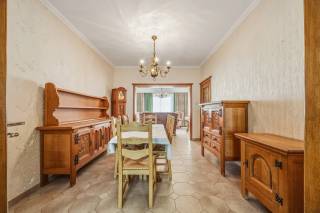 Deze charmante rijwoning in Tienen biedt een comfortabele leefomgeving met een woonoppervlakte van circa 120 m². De woning beschikt over een ruime tuin, ideaal om van het buitenleven te genieten en tot rust te komen na een drukke dag. Met een goede opfrisbeurt bezit deze woning veel potentieel om volledig naar eigen smaak ingericht te worden. Dankzij de praktische indeling is het een uitstekende starterswoning voor wie graag een persoonlijke touch wil geven aan zijn nieuwe thuis. Binnen vindt u twee ruime slaapkamers die voldoende ruimte bieden voor een gezellige slaapkamerinrichting en extra opbergmogelijkheden. De badkamer is functioneel en biedt alle basiscomfort. De woning vraagt om een update, maar dit geeft u de kans om elke ruimte optimaal te benutten en te moderniseren volgens uw wensen. De ideale ligging in Tienen maakt dit pand des te aantrekkelijker; u woont dichtbij alle belangrijke voorzieningen en verbindingen. Naast het woongenot beschikt deze woning ook over twee parkeerplaatsen, een groot pluspunt in het centrum van Tienen. Het is een prima instapklare en toekomstgerichte investering, perfect voor starters die op zoek zijn naar een gunstige locatie met veel mogelijkheden. Grijp deze kans om van deze rijwoning uw droomhuis te maken!