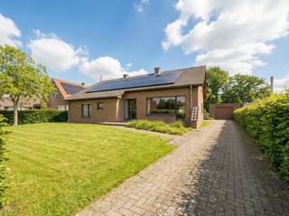 <strong>Ruime open bebouwing met 3 slaapkamers op een perceel van 914<span>m²</span>. Gelegen in een rustige straat in een residentiële buurt maar toch vlakbij alle voorzieningen. EPC 208 kWh/m². Label C.</strong><u><strong><br /><br />Ligging</strong></u>: gelegen vlakbij het centrum van Mol Ezaart, in een mooie straat op een zeer rustige locatie toch vlakbij scholen, supermarkt en natuur. <br /><br /><u><strong>Indeling</strong></u>: inkomhal, vestiaire, gastentoilet, woonkamer, eetkamer, keuken, wasplaats, 3 slaapkamers, badkamer, zolder, garage, tuinhuis en tuin.<br />
<p><u><strong>Om<span>schrijving</span></strong></u><span>: </span>bij het betreden van de woning komt u binnen in de inkomhal met een apart gastentoilet. Van daaruit stapt u de ruime woon- en eetkamer in 2 delen binnen, die met een oppervlakte van 35 m² een gezellige en lichtrijke leefruimte vormt. De grote raampartijen zorgen voor een overvloed aan natuurlijk licht en creëren een open gevoel. Aansluitend op de eetkamer bevindt zich de ruime keuken met daarnaast een handige berging/wasplaats. Vanuit de keuken kunt u naar de droge kelder. Naast een grote kruipruimte vindt u er ook 2 grote kelders die zich perfect lenen als proviand- en opslagruimte.</p>
<p>Aan de zijkant van de woning vindt u drie slaapkamers. De eerste slaapkamer is perfect als hoofdslaapkamer. De tweede en derde slaapkamer kunnen gebruikt worden als kinderkamer, logeerkamer of kantoor. De badkamer is ruim met o.a. douche, ligbad, lavabo en toilet.<br /><br />Op de eerste verdieping bevindt zich een grote zolderruimte verdeeld over verschilldende zones. Dankzij het royale vloeroppervlak is dit een echte troef voor wie op zoek is naar uitbreidbare woonruimte. Ramen zijn reeds aanwezig.</p>
Naast de woning is er een afgesloten garage voorzien waar de wagen droog kan staan. Palend aan deze garage staat een bijgebouw dat dienst doet als tuinberging.<br />De grote tuin is een enorme troef omwille van de oost-oriëntatie, men geniet er alle rust en privacy en hij geeft een prachtig uitzicht op de <span>Ezaartse windmolen. </span><br /><br />De woning is in 2015 voorzien van dakisolatie en 10 zonnepanelen. In 2016 is er airco geplaatst. De hoofdverwarming is op mazout maar de brander werd in 2013 nog vernieuwd.<br />De woning is ideaal voor wie op zoek is naar een woning met alle voorziening op het gelijkvloers!<br /><br />Bijzondere Informatiplicht: Stedenbouwkundige inlichtingen: vergunning uitgereikt (Vg), gelegen in woongebied (Wg), geen dagvaarding uitgebracht (Gdv), geen voorkooprecht (Gvkr), verkavelingsvergunning uitgereikt (Vv)