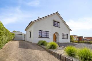 <p><span>Welkom in uw Droomwoning in Tongeren-Borgloon</span></p><p><span> </span></p><p><span>Ontdek deze prachtige woning die alles biedt wat u zich kunt wensen voor een comfortabel leven in het groene Vlaamse Toscanië. </span></p><p><span>Deze moderne familiewoning combineert stijl, ruimte en functionaliteit op een idyllische locatie.</span></p><p><span> </span></p><p><span>Met een bewoonbare oppervlakte van 200m² verdeeld over drie/vier slaapkamers en één badkamer, biedt deze woning de perfecte basis voor het gezinsleven. </span></p><p><span>Het ruime perceel van 1439m² geeft u volop mogelijkheden voor tuingenot en buitenactiviteiten.</span></p><p><span> </span></p><p><span>De voorkant van de woning presenteert zich elegant met een wit bakstenen gevel en grote ramen die volop natuurlijk licht binnenbrengen. </span></p><p><span>Een verzorgde ingang met groene accenten nodigt u uit om binnen te stappen.</span></p><p><span> </span></p><p><span>Binnenin verwelkomt u een lichte en airy hallway met trap die aangeeft hoe goed onderhouden deze woning is. </span></p><p><span>De leefruimtes zijn ruim opgezet met open verbindingen tussen de diverse vertrekken, perfect voor modern family living. </span></p><p><span>De grote glazen schuifdeuren geven directe toegang tot het buitenterrein.</span></p><p><span> </span></p><p><span>De keuken is voorzien van moderne afzuiging en ingebouwde apparaten, met aanrecht en werkoppervlakken die de klassieke houten kasten aanvullen. </span></p><p><span>Dit is duidelijk de hart van het huis, opengesteld naar de eet- en zitruimte.</span></p><p><span> </span></p><p><span>De slaapkamers zijn comfortabel en licht, met mooi uitzicht over het omliggende groen. </span></p><p><span>Een van de kamers is voorzien van een eigen walk-in closet met handige planken en opbergruimte.</span></p><p><span> </span></p><p><span>De badkamer beschikt over moderne sanitair met douche en een stijlvol wastafelmeubel in hout. </span></p><p><span> </span></p><p><span>Achteraan is er nog een mooie veranda met houten balken dat de woning met het landschap verbindt. Dit is een perfecte plek voor ontspanning en genot om ook met slecht weer aan een leuke BBQ te denken.</span></p><p><span> </span></p><p><span>Het terrein rondom is even indrukwekkend: uitgestrekt gazon, strakke erfafscheidingen, een ruim terras voor buiten eten, en volop mogelijkheden voor kinderactiviteiten. </span></p><p><span>De natuurlijke omgeving met bomen en heggen biedt privacy en serene rust.</span></p><p><span> </span></p><p><span>Naast het huis vindt u een praktische garage voor uw voertuig met daar bovenop 10 zonnepanelen.</span></p><p><span> </span></p><p><span>TROEVEN:</span></p><p><span> </span></p><p><span>*Vernieuwde ramen 2025</span></p><p><span>*Nieuw granieten keukenblad 2025 en toestellen</span></p><p><span>* Nieuwe voordeur 2025 </span></p><p><span>*Nieuwe terrasvloer 2022</span></p><p><span>* Nieuwe CV-ketel 2022</span></p><p><span>*Zonnepanelen 2022</span></p><p><span> </span></p><p><span>Dit is meer dan een huis - het is een complete lifestyle in de natuur.</span></p><p><span> </span></p><p><span>Aarzel niet te lang en maak een afspraak!</span></p><p><span> </span></p><p><span>Voor andere inlichtingen contacteer Filip;</span></p><p><span>TEL: 0475/86.04.89</span></p><p><span>MAIL: <span>filip@janssenenjanssen.be</span></span></p><p><span>Voor een gratis en vrijblijvende schatting van jouw woning, neem ook gerust contact op!</span></p><p><span> </span></p>