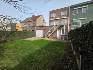AlgemeenVlakbij het centrum van Wilrijk in een zeer rustige buurt vinden we deze ruime half-open bebouwing die vroeger fungeerde als dokterswoning op...