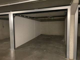 Ontdek deze ondergrondse garagebox in het recente complex aan de Dudzeelse Steenweg 127 te Brugge. De box is voorzien van elektriciteit...