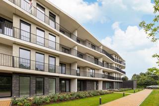 <p>Betaal DIT JAAR slechts 6 % i.p.v. 21 % BTW op de constructiewaarde ( Zie voorwaarden onder ‘download prijzen, plannen en documenten’)</p>
<p><strong>Mooi wonen in hartje Oud-Turnhout</strong></p>
<p>Parkdomein Neerhof bevindt zich in een groene omgeving op een boogscheut van het marktplein, winkels, restaurants, cafés en scholen. Er is een vlotte bereikbaarheid naar omliggende gemeentes en de autosnelweg Antwerpen-Eindhoven.</p>
<p><strong>Luxueus en energiezuinig wonen</strong></p>
<p>Het project wordt door Fransen Bouwonderneming omgetoverd tot een ware parel in Oud-Turnhout. Doordachte keuzes creëren een optimale combinatie tussen een luxueuze en hedendaagse uitstraling en functioneel gebruikscomfort. Op die manier biedt het project niet alleen een moderne woning in een mooie omgeving, maar is er ook voldoende aandacht voor het leefcomfort.</p>
<p>De appartementen worden voorzien van vloerverwarming met collectieve geothermische warmtepomp. Zo voelt de woning in de winter gezellig warm aan en geniet je van een aangename temperatuurverlaging in de zomer. Het ventilatiesysteem C zorgt voor voldoende gezonde luchtkwaliteit. Je woonst is ook voorzien van zonnepanelen. Naast de voordelen voor een aangenaam leefcomfort, geniet u door deze energievriendelijke investeringen van een aanzienlijke besparing op de energiekosten.</p>
<p><strong>Fiscale voordelen, kwaliteitsmaterialen en energiezuinigheid</strong></p>
<p>Parkdomein Neerhof wordt helemaal toekomstproof gerealiseerd en streeft naar een max E-peil van 20. Hiermee legt de residentie de lat niet alleen hoger dan de huidige energienormen, maar biedt ze bewoners ook een vrijstelling van onroerende voorheffing voor een periode van 5 jaar. Bovendien wordt het energieverbruik tot een minimum herleid door het gebruik van hernieuwbare energiebronnen.</p>
<p><strong>Beschermd als koper</strong></p>
<p>De verkoop van residenties A+B geschiedt onder de Wet Breyne. Dit garandeert de koper uitgebreide bescherming en ontneemt alle risico’s. U betaalt in schijven naarmate de werken vorderen. Residenties C + D zijn reeds afgewerkt en klaar om zijn eerste bewoners te verwelkomen.</p>
<p><strong>Wil je graag meer weten over dit project?</strong></p>
<p>Voor alle verdere informatie kan u contact opnemen met ons kantoor op het nummer 014 41 42 42 of via nieuwbouw@vansweevelt.be.</p>
<p><strong>Op zoek naar een uitstekende investering?</strong></p>
<p>Parkdomein Neerhof biedt uitstekende verhuuropportuniteiten en een mooie kans op meerwaarde. Bovendien kan je gebruik maken van onze optionele all-in verhuur en beheerservice.</p>
<p>Ga naar een kavel druk op de knop ‘bereken je rendement’ om een uitgebreid rendementsrapport op maat te downloaden.</p>
<p></p>
<p>Ga naar “NIEUWBOUW” op www.vansweevelt.be voor een overzicht van alle beschikbare eenheden in onze nieuwbouwprojecten.</p>
<p>Dit is geen aanbod maar een onderhandelingsvoorstel. Alle informatie onder voorbehoud van materiële vergissingen en/of wijzigingen.</p>