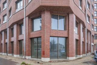 Welkom in Québec Residence!<br /><br />De Québec Residence is het allerlaatste puzzelstuk van het prestigieuze project Cadix, een mooi samenspel van enkele staaltjes knappe architectuur.<br />Met een ligging op de kruising van het befaamde Eilandje en de maritieme Cadixwijk kunnen we hier werkelijk van een droom locatie spreken. Alle courante diensten zijn op wandelafstand te vinden, openbaar vervoer stopt voor de deur en grote invalswegen zijn binnen handbereik te vinden.<br />Ook voor sport en ontspanning is dit een ideale locatie, groen kan je volop opdoen aan het naastgelegen Schengenplein, het Belvédère park of in Park Spoor Noord. Heerlijke horeca, cultuurhuizen en verfijnde winkels in de omgeving maken deze locatie af. <br /><br />In dit project hebben we nog een handelsruimte, gelegen op een uiterst zichtbare hoek, bestaande uit een gelijkvloerse ruimte met mezzanine, samen +/-211m², in de aanbieding.<br />Deze ruimte wordt casco opgeleverd en kan nog ingericht worden naar eigen wens.<br /><br />Verkoop onder het stelsel van registratierechten voor wat betreft het grondaandeel, BTW voor wat betreft de constructie.<br />Contacteer geheel vrijblijvend ons kantoor voor meer informatie of een bezoek ter plaatse en ontdek zo de verschillende mogelijkheden. <br /><br />EPB-startverklaring beschikbaar.<br />Stedenbouwkundige inlichtingen:vg, gvv, wg, gvkr, gmo<br />P-score: A<br />G-score: A