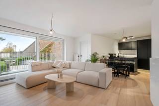 <p>Cet immeuble de petite taille, composé de seulement quatre appartements dont trois sont encore disponibles, offre une combinaison exceptionnelle de tranquillité, de performance énergétique et d’excellente accessibilité. Grâce à son excellent certificat PEB A+ et à ses très faibles charges communes, il constitue une opportunité idéale tant pour y vivre que pour investir.</p><p>L’appartement se compose d’un hall d’entrée, d’un séjour avec cuisine ouverte donnant accès à la terrasse, de deux chambres, d’un espace de rangement, d’une salle de bains et d’une toilette séparée.</p><p>L’immeuble dispose également d’un local à vélos, d’une cave et d’un local poubelles. Les emplacements de parking et les caves privatives peuvent être achetés séparément. Situé dans une rue calme, à proximité de toutes les commodités et à deux pas du ring ainsi que de Bruxelles, il bénéficie d’une mobilité optimale.</p><p>Tous les appartements sont actuellement loués et offrent un rendement intéressant. Les frais de raccordement sont à la charge de l’acheteur et l’achat est soumis au régime TVA de 21 %. Ce bien est idéal pour un investissement sans souci (+/- rendement de 4%) ou comme lieu de vie paisible.</p><p>Interessé? Contactez Morgane via morgane@woonvast.be ou au 0498 60 61 75.</p>