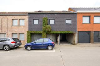 Op wandelafstand van het centrum kunt u deze woning, type loft stijl, met carport en garage (met wasruimte), aangelegde tuin en twee terrassen terugvinden.<br />De woning is gelegen op een oppervlakte van 361 m².<br />Bouwjaar 1995.<br /><br />Indeling:<br />Gelijkvloers: ruime bureelruimte - 1 ruime slaapkamer (mits plaatsen wand mogelijk om tweede slaapkamer bij te maken, centrale verwarming gas) - toilet - badkamer (leidingen zijn aanwezig).<br /><br />Verdieping 1: ruime gezellige woonkamer (parket, centrale verwarming gas) - open ingerichte keuken met eethoek.<br /><br />Verdieping 2: 1 Master bedroom (op maat gemaakte kast voorzien van verlichting) - badkamer (bad, douche, toilet, dubbele lavabo).<br /><br />Algemeen:<br />- Overal automatisch rolluiken aanwezig<br />- Garage voorzien van op maat gemaakte kasten<br />- Volledig omheinde, onderhoudsvriendelijke tuin<br />- Staalbouw type (buitenwanden in betonblokken)<br />- Beschikbaar bij akte<br />- EPC 262 - label C<br />- Elektriciteitskeuring niet conform<br />- Mogelijk om aankoop te doen via overname aandelen<br />- Vg, Wg, Gmo, Gvkr, Vv<br /><br />Ideaal pand om vrij beroep uit te oefenen.