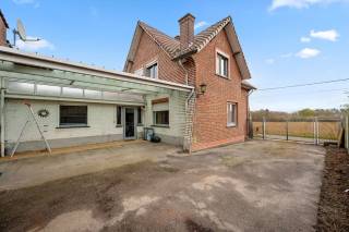 Deze ruime open bebouwing in Linter is een potentiële droomwoning voor wie op zoek is naar veel ruimte en rust. Gelegen in een rustige straat met uitzicht op de velden is dit een ideale kans om rustig en groen wonen te combineren. De gelijkvloers biedt ons een inkomhal, ruime leefruimte, een open keuken met eetplaats, een aparte wasplaats en nog heel veel polyvalente ruimtes die zouden kunnen dienen als extra slaapkamers, als hobbyruimte (werd gebruikt als opnamestudio) of zelfs voor mensen die graag iets in bijberoep willen starten. De ruimte en voorzieningen zijn alvast aanwezig. Op de eerste verdieping vinden we nog 3 slaapkamers terug, een badkamer en een apart toilet. De garage en meerdere parkeerplaatsen zijn ook een extra troef voor deze woning. Deze kunnen zowel gebruikt worden voor bezoekers of eigen gebruik maar ook als parkeerplaatsen voor een eventueel bijberoep.