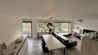 SCHITTEREND RUIM APPARTEMENT NABIJ HET CENTRUM VAN HEULE UItgestrekt over de volledige breedte van dit gebouw pakt dit appartement uit met enorm veel...