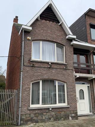 HOB gelegen in het centrum van Mol met 2 slpks, woonkamer, keuken, veranda, berging, badkamer, kelder en tuin. 