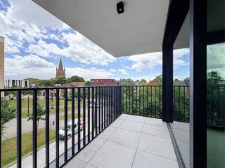 <h1><span>Nieuwbouwappartement in de residentie 'Kasteelvijver' te Langemark.</span></h1><h1><span> </span></h1><h1><span>Dit appartement bevindt zich op de </span><span>tweede verdieping</span><span> en beschikt over een </span><span>bewoonbaar oppervlakte</span><span> van </span><span>69.63m² </span><span>en een </span><span>terras</span><span> van </span><span>6.17m²</span><span>.</span></h1><h1><span> </span></h1><h1><span>Indeling:</span></h1><h1><span>inkomhal </span><span>met </span><span>apart toilet</span><span>, </span><span> open keuken</span><span> (keuken nog vrij te kiezen bij keukenbouwer aangeduid door bouwheer met een vaste handelswaarde), </span></h1><h1><span>lichtrijke </span><span>leefruimte</span><span> die directe toegang biedt tot het </span><span>terras </span><span>met prachtig zicht</span><span>.</span></h1><h1><span>Badkamer</span><span> met inloopdouche en dubbele lavabo en </span><span>ruime slaapkamer.</span></h1><h1><span> </span></h1><h1><span>Er is tevens een </span><span>kelderberging</span><span> bij te kopen, alsook mogelijkheid tot aankopen van </span><span>ondergrondse staanplaats.</span></h1><h1><span> </span></h1><h1><span>De </span><span>warmwaterproductie</span><span> en de </span><span>vloerverwarming</span><span> zal opgewekt worden door een bodem/water </span><span>warmtepomp met ingebouwde boiler.</span><span> De warmte wordt uit de grond gehaald via </span><span>geothermie.</span></h1><h1><span>Doorheen het appartement is er </span><span>ventilatiesysteem D </span><span>(mechanische toevoer en afvoer) voorzien.</span></h1><h1><span>Het appartement beschikt tevens over</span><span> zonnepanelen</span><span> (760Wp) wat het bovendien uiterst zuinig maakt</span></h1>