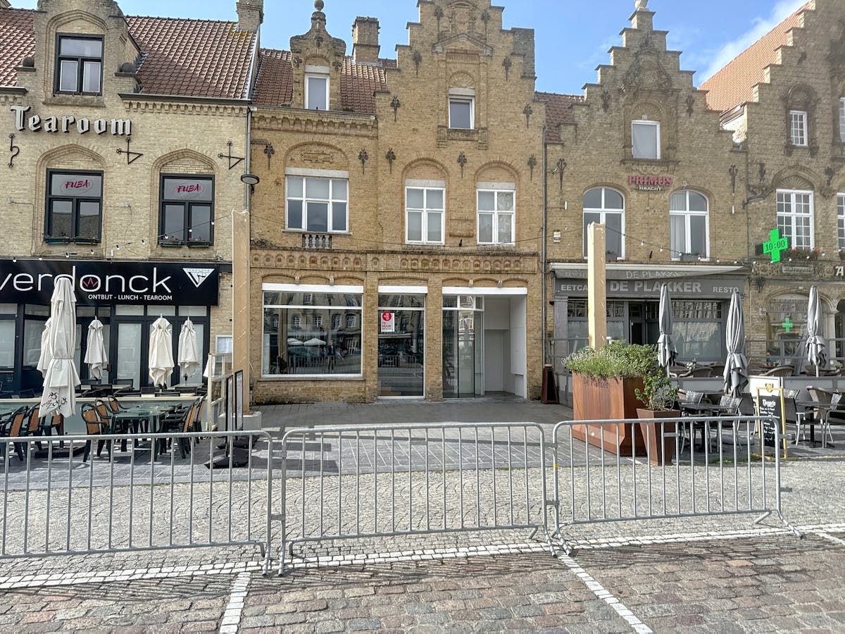 Handelsgelijkvloers te huur op de Grote Markt te Veurne. - foto 2