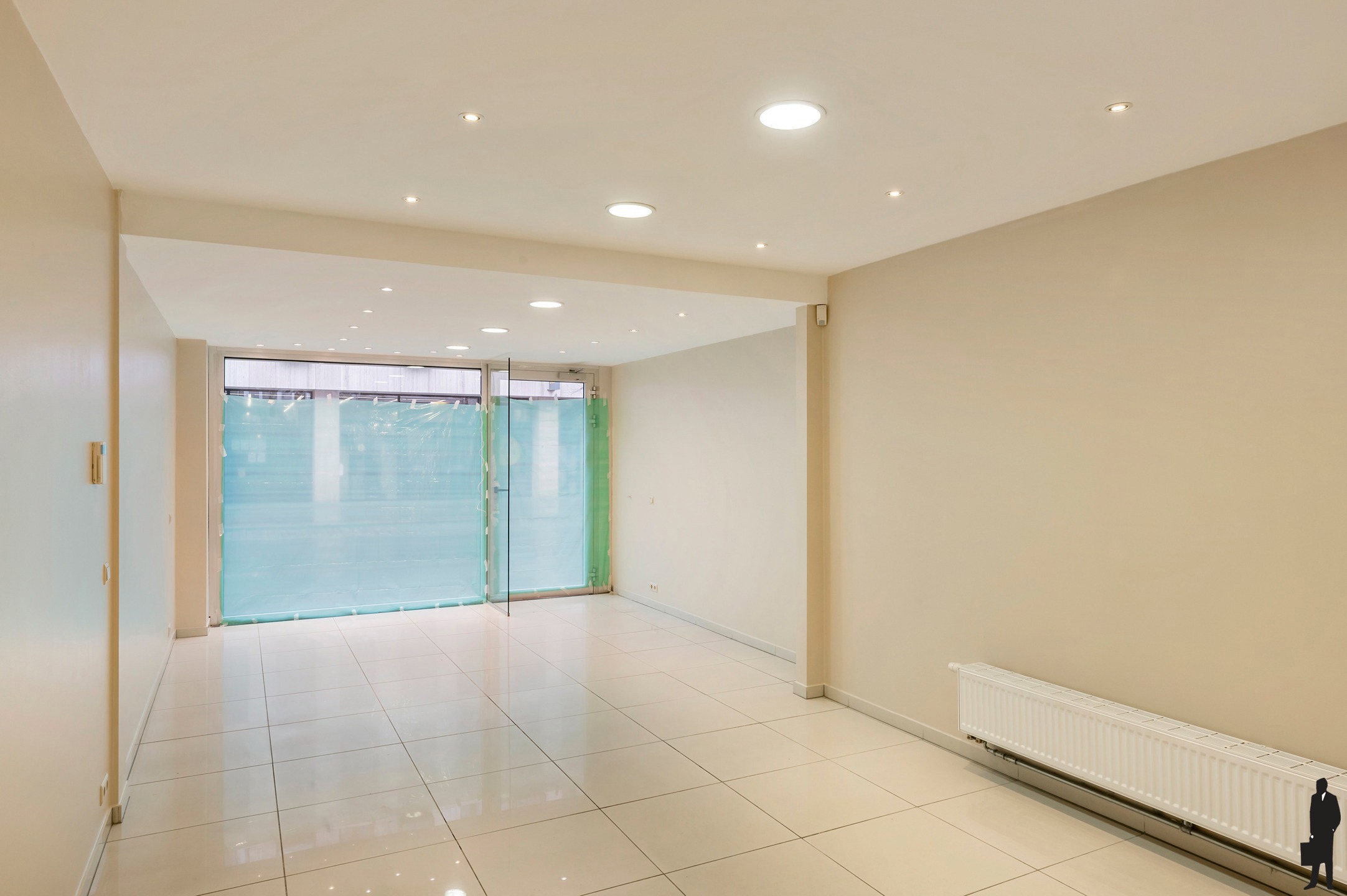 Lichtrijk commercieel gelijkvloers op toplocatie. - foto 4