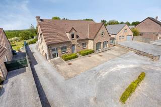 Gelegen op een strategische locatie langs de drukke Hasseltsesteenweg 306, één van de belangrijkste invalswegen van Sint-Truiden, vinden we dit uitzonderlijk ruime handelspand met tal van mogelijkheden. De zichtbaarheid en bereikbaarheid zijn hier absolute troeven: dagelijks passeren honderden voertuigen voor de deur, wat zorgt voor maximale commerciële exposure.<br /><br />Voor het gebouw bevindt zich een ruime parking met plaats voor meer dan 10 wagens, een niet te onderschatten pluspunt in deze tijden waarin bereikbaarheid en parkeergelegenheid doorslaggevend zijn voor elk succesvol bedrijf. Ook voor personeel of bijkomende voertuigen is er meer dan voldoende plaats op het terrein van maar liefst 25 are, met extra parkeergelegenheid aan de achterzijde.<br /><br />Het gelijkvloers is momenteel volledig ingericht als kantoor/handelshuis met een oppervlakte van ruim 200 m², verdeeld over meerdere bureauruimtes, vergaderzalen en keukens. De indeling laat zich echter makkelijk aanpassen aan verschillende commerciële invullingen: praktijk, kantoor, showroom, winkelruimte, was oorspronkelijk frituur met eetzaal of dienstverlenend beroep.<br />Op de eerste verdieping bevindt zich een ruim appartement van 114 m² met drie slaapkamers. Dit maakt het pand uitermate geschikt voor wie wonen en werken wil combineren. Anderzijds biedt het appartement ook potentieel als bijkomende kantoorruimte, co-working plek of woonst.<br />Als extra troef is het volledige pand onderkelderd en dat met een opmerkelijke plafondhoogte. De kelder van maar liefst 200 m² leent zich tot stockage, archiefruimte, autostalling, atelier of zelfs creatieve hobbyruimte.<br /><br />Naast de commerciële mogelijkheden biedt dit pand ook de kans om het volledig te transformeren tot een exclusieve villa op een royaal perceel. Dankzij de bestaande volumes en de ruime indeling kan hier een luxueuze gezinswoning ontstaan met meerdere slaapkamers, leefruimtes, wellness of thuiskantoor. De grote tuin en het ruime karakter van het perceel zorgen voor een uitzonderlijke woonervaring op een toplocatie, met alle comfort en privacy.<br /><br />Tot slot beschikt het pand ook over aangename buitenruimtes aan de achterzijde van het pand. De groene omgeving is ideaal voor ontspanning en biedt uw personeel een fijne plek om tijdens de middagpauze tot rust te komen. Een aangename werkomgeving draagt immers bij tot het welzijn en de gemoedrust van de medewerkers.<br /><br />Kortom, dit veelzijdige handelshuis is de perfecte uitvalsbasis voor ondernemers of gezinnen die ruimte, visibiliteit en bereikbaarheid hoog in het vaandel dragen. Neem vandaag nog contact met ons op voor een bezoek en ontdek zelf de mogelijkheden van dit unieke pand in Sint-Truiden.<br /> 