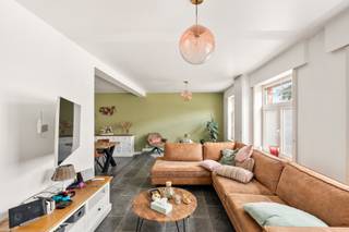 Deze woning is rustig gelegen.De indeling op de gelijkvloerse verdieping is als volgt: inkomhal, gastentoilet, berging, lichtrijke woonkamer met open...
