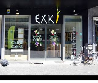 Op zoek naar een handelszaak op absolute toplocatie in het bruisende hart van Leuven? Dit commercieel gelijkvloers, gelegen op het gekende Rector De Somerplein (voorheen EXKI), biedt uitzonderlijke visibiliteit en passage.
Het gelijkvloers beschikt over een oppervlakte van 146 m², aangevuld met een ruime kelder van 93 m² waar zich vroeger de keuken en koelcel bevonden.
Geen syndickosten!
De locatie is omringd door sterke handelszaken zoals O’Tacos, Carrefour Express, Belchicken, Bavet, Wasbar, … wat zorgt voor een constante stroom aan voorbijgangers en klanten.
Huurprijs: €7.917/maand.
Onroerende voorheffing: ten laste van de huurder.
Beschikbaar: onmiddellijk. 
Terras (mits zelf aanvragen van nodige vergunningen) mogelijk. 
Interesse in dit commercieel pand te huur in Leuven?
Contacteer ons via info@immodelestre.be
 of 054 33 62 52.
Meer info op www.immodelestre.be