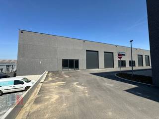 Gloednieuwe <strong>KMO-unit</strong> met een oppervlakte van <strong>352 m² met 3 privatieve parkeerplaatsen</strong> te huur. Uitstekend gelegen langs de commerciële Geallieerdenlaan (N58) met een vlotte verbinding naar de E403 op- en afrit 3 Moeskroen (5 km) en de E17 op- en afrit 1 Moeskroen.<br /><br />De casco magazijnruimte heeft een <strong>vrije hoogte van 6 m</strong> en is opgebouwd uit een betonconstructie met betonpanelen. Verder is de loods uitgerust met een automatische sectionale poort, lichtstraat met rookkoepel en polybetonvloer. Dankzij het<strong> raampartij </strong>kan er een kantoor / showroom ingebouwd worden.<br /><br />De loods maakt deel uit van de nagelnieuwe ontwikkeling "PARC PME DES ALLIES" bestaande uit 10 KMO-units van 188 m² tot 521 m² te koop en te huur. Tevens enkele mogelijkheden tot wonen op verdieping.<br /><br />Ruime manoeuvreerruimte on site met aanwezigheid van privatieve parkeerplaatsen per unit. <strong>Onmiddellijk beschikbaar!</strong><br /><br />Contacteer <strong>PANORAMA B2B</strong> voor bijkomende inlichtingen of een vrijblijvend plaatsbezoek <strong>056 222 256</strong>.
