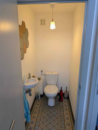Charmante instapklare rijwoning op wandelafstand van de Leuvense ring<br /><br />Deze woning met drie slaapkamers bevindt zich in een autoluwe straat (woonerf) op wandelafstand van de abdij van park, scholen, de Sportoase, winkels, en openbaar vervoer. Via de nabijgelegen voetgangersbrug en het Stoemperspad geraak je vlot en veilig met de fiets in Leuven en Kessel-Lo. De woning ligt op de fietssnelweg Leuven–Tienen dus ook het industrieterrein van Haasrode is makkelijk te bereiken.<br /><br />Gelijkvloers: inkomhal, toilet, grote woonruimte, bergruimte met trap naar kelder, keuken en eetruimte. Het terras en de tuin zijn naar het zuidwesten gericht.<br />Eerste verdieping: twee kamers, badkamer, toilet, ruime hal.<br />Tweede verdieping: grote kamer<br />De woning is deels onderkelderd.<br /><br />Deze 19e-eeuwse woning is gerenoveerd in 2008-2009 en is instapklaar. Het EPC bedraagt 128 kWh/m²/jaar (klasse B). Het huis is voorzien van centrale verwaming via radioatoren met een hoogrendementsgasketel (2009). De elektriciteit is gekeurd. Alle ramen zijn dubbel glas met uitzondering van het glas in de voordeur. De woning is asbestveilig.<br /><br />De woning is beschikbaar ten laatste op 1 december 2026. (Via aankoop-verkoopbelofte)