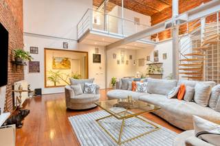 In de Edmond Tollenaerstraat 30 te Laken, verscholen achter een karaktervolle gevel, bevindt zich een woonobject dat de grenzen van ruimte...