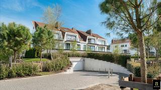 Prachtig gerenoveerd appartement met zuidwest gericht terras op wandelafstand van het strand en het Albertplein in het Zoute. Appartement van 154m² met drie volwaardige slaapkamers. Indeling: inkomhal met gastentoilet. Lichtrijke woon-en eetkamer met haard en toegang tot het zonneterras. Volledig ingerichte keuken voorzien van alle apparatuur. Masterbedroom met aansluitende badkamer (douche, dubbele lavabo en toilet) met toegang tot het 2de zonneterras. Op de tweede verdieping: 2 ruime slaapkamers met elk hun eigen douchekamer. Apart toilet in de nachthal. Bergruimte met aansluiting voor wasmachine. Iedere slaapkamer is voorzien van ingemaakte kasten. Privatieve kelder en ruime fietsenberging. Mogelijkheid tot aankoop van 1 garagebox in de residentie. Heel luxueuze afwerking: Vola kranen, microtopping, wijnfrigo,... De residentie heeft een frisse, eigentijdse uitstraling gekregen: transparante balkons, vernieuwde wandelpaadjes, heraangelegde tuin,....
