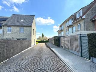 BOVENGRONDSE AUTOSTAANPLAATS, gelegen op een rustige en veilige locatie te INGELMUNSTER! Info: info@immobeguin.be