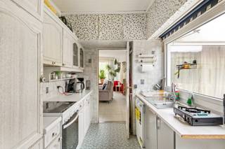 Welkom in deze verrassend ruime duplexwoning (215m²), gelegen in een rustige en goed bereikbare woonwijk in Ekeren. U woont hier in een aangename omgeving met veel open ruimte, op korte afstand van winkels, scholen en openbaar vervoer.<br />Het treinstation bevindt zich op slechts 1,5 km en de Ring rond Antwerpen bereikt u in ongeveer 10 minuten. In de nabijheid vindt u bovendien verschillende natuurgebieden zoals De Oude Landen, de Ekerse Putten en Muisbroek, ideaal voor wie houdt van wandelen en ontspannen in het groen.<br /><br />Indeling van de woning:<br />De woning betreft een duplex en is toegankelijk via een aparte inkom op het gelijkvloers, met de leefruimtes op de eerste en tweede verdieping.<br /><br />Op de eerste verdieping bevindt zich een bijzonder ruime en lichtrijke leefruimte. De aparte keuken geeft toegang tot een aangename patio/stadstuin met zuidoost oriëntatie. Verder vindt u op deze verdieping een nachthal met vestiaire, een zeer ruime slaapkamer, een badkamer met inloopdouche, lavabo en aansluitingen voor wasmachine en droogkast, evenals een apart toilet.<br /><br />Via een overloop op tussenverdieping bereikt u de tweede verdieping, waar zich nog drie zeer ruime slaapkamers bevinden. Daarnaast is er een tweede badkamer met inloopdouche en lavabo, een apart toilet en een praktische bergzolder.<br /><br />Buitenruimte:<br />De patio/stadstuin vormt een gezellige buitenruimte waar u in alle rust kan genieten, ideaal voor een koffiemoment of een zomerse avond.<br /><br />Troeven van de woning:<br />- Zeer ruime duplexwoning<br />- Vier volwaardige slaapkamers<br />- Twee badkamers en twee toiletten<br />- Instapklaar<br />- Dak geïsoleerd, recente ramen en condensatieketel<br />- Energiezuinig C-label (eenvoudig naar B te brengen met zonnepanelen)<br />- Ideaal voor grotere gezinnen of inwonende ouder<br />- Gunstige ligging nabij station en Ring<br /><br />Kortom:<br />Deze woning is ideaal voor gezinnen met 2 à 3 kinderen die op zoek zijn naar ruimte, comfort en een instapklare woning. Dankzij de doordachte indeling en het aantal slaapkamers en badkamers is dit ook een uitstekende keuze voor wie wonen en samenleven met een ouder wil combineren.<br />Hier woont u rustig, met alle voorzieningen en natuurgebieden binnen handbereik. Absoluut een bezoek waard!