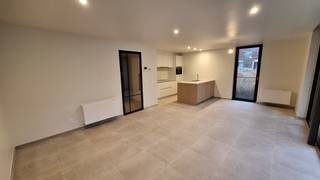 <strong>Instapklaar en energiezuinig 1-slaapkamerappartement in Residentie Park De Blauwe Reiger – Brugge</strong><br /><br />In de verzorgde <strong>Residentie Park De Blauwe Reiger</strong>, gelegen aan de <strong>Oude Oostendse Steenweg 77 te Brugge</strong>, bevindt zich dit <strong>volledig vernieuwde en instapklare 1-slaapkamerappartement</strong> met een bewoonbare oppervlakte van <strong>74 m²</strong>.<br /><br />Het appartement beschikt over een <strong>lichtrijke leefruimte </strong>met <strong>open keuken</strong>, met aansluitend een <strong>praktische berging</strong>. Vanuit de leefruimte is er toegang tot het <strong>terras</strong>, ideaal om rustig te genieten.<br /><br />Verder is er <strong>1 volwaardige slaapkamer</strong> en een <strong>comfortabele badkamer</strong> uitgerust met een dubbel lavabomeubel, inloopdouche en sierradiator.<br /><br />Het appartement werd <strong>volledig vernieuwd en recent geschilderd </strong>en is bovendien <strong>energiezuinig</strong>, dankzij aansluiting op het warmtenet en een ventilatiesysteem.<br />EPC: 146 kWh/m²/jaar.<br /><br /><strong>Troeven:</strong>
<ul>
	<li>Instapklaar</li>
	<li>Energiezuinig wonen</li>
	<li>Terras</li>
	<li>Gelegen in een rustige en groene residentie met parkgevoel</li>
</ul>
Kelderberging en 2 parkeerplaatsen bij aan te kopen voor € 30.000 <br /><br />Een<strong> ideaal appartement</strong> voor <strong>starters</strong>, <strong>alleenstaanden </strong>of als zorgeloze <strong>investering </strong>in Brugge.<br /><br />Bent u op zoek naar een comfortabel, modern en zorgeloos appartement in Brugge?<br />Dan is dit pand zeker een bezoek waard.<br /><br />051 21 11 11 of matias@imfiro.be