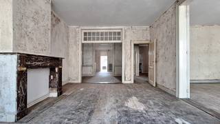 Ruim te renoveren appartement op de tweede verdieping van een charmant gebouw met authentieke lift, gelegen nabij het Centraal Station en de Zoo...