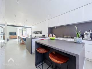 <p>Instapklare woning op een interessante locatie bestaande uit een ruime inkomhal, gezellige leefruimte met eet-en zithoek, volledig uitgeruste open keuken die afgewerkt is met mortex, praktische was/bergplaats met douche en afzonderlijk toilet en een private tuin met aangelegd terras en tuinberging. Op de 1<sup>ste</sup> verdieping zijn twee volwaardige slaapkamers waarvan één uitgerust is met een dressing, nachthal met afzonderlijk toilet, ruime badkamer (inloopdouche, dubbele lavabo en ligbad) en een vaste trap naar de 2<sup>de</sup> verdieping die afgewerkt is met een derde en vierde slaapkamers + bergzolder.</p>
<p></p>
<p>Extra troeven:</p>
<ul>
<li>Energiezuinig</li>
<li>Voorzien van 16 zonnepanelen</li>
<li>Thuisbatterij</li>
<li>Warmtepomp en zonneboiler</li>
<li>Waterverzachter</li>
<li>Droge kelder</li>
<li>Parkeergelegenheid voor de woning</li>
<li>In de nabijheid van scholen, winkels, het centrum en openbaar vervoer.</li>
<li>Instapklaar</li>
</ul>
<p></p>
<p>Deze woning is te koop ZONDER makelaar via het concept van Smart Houses! Verdere inlichtingen of bezoek? Contacteer rechtstreeks de eigenaar via 0477/45.65.79</p>