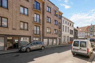 Op zoek naar een instapklaar appartement op een toplocatie? Dan is dit aangename appartement in het centrum van Izegem zeker een bezoek waard.<br /><br />Bij het betreden van het appartement komt u terecht in een lichtrijke en ruime leefruimte die geniet van veel natuurlijke lichtinval. Aansluitend bevindt zich de volledig geïnstalleerde keuken, voorzien van alle hedendaagse comfort. Naast de keuken vindt u een praktische berging/wasplaats, ideaal voor extra opbergruimte.<br /><br />Verder beschikt het appartement over twee volwaardige slaapkamers en een verzorgde badkamer.<br /><br />Een absolute troef is de inbegrepen garagebox, die mee in de vraagprijs is begrepen en zorgt voor extra comfort en een veilige parkeerplaats.<br /><br />Dankzij de centrale ligging bevinden winkels, horeca, openbaar vervoer en andere voorzieningen zich op wandelafstand.<br /><br />Met zijn gunstige EPC-score, instapklare afwerking en uitstekende ligging is dit appartement zowel ideaal als eigen woonst als een interessante investering met een mooi verhuurpotentieel.<br /><br />Troeven:<br /><br />Instapklaar appartement<br />Hartje Izegem<br />Lichtrijke leefruimte<br />Volledig geïnstalleerde keuken<br />Praktische berging/wasplaats<br />2 volwaardige slaapkamers<br />Garagebox inbegrepen in de prijs<br />Gunstig EPC<br />Ideaal voor eigen bewoning of als investering<br /><br />Wenst u een bezoek aan dit appartement? Aarzel dan niet om contact op te nemen met Dieter op het nummer 0484/92.44.37 of via dieter@rovac.be