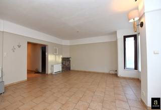 Ongemeubeld 2-slaapkamerappartement uitstekend gelegen aan het Rubensplein en met goed zijdelings zeezicht en zicht op het plein in een klein...