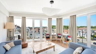 In het hart van Duinbergen, op een absolute topligging op slechts 100 meter van het strand, bieden wij u ditunieke hoekappartement aan, gelegen op de...