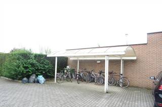 GEZELLIG VERNIEUWD appartement op de 2de verdieping links vooraan:voorzien van een open inkom, een gezellige leefruimte + moderne open keuken met...