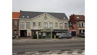 Een gunstig gelegen appartement op de tweede verdieping bestaande uit een woonkamer met open keuken, 1 slaapkamer, badkamer, bergplaats, ruim...