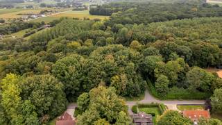 <p>Bouwgrond voor een <strong>open bebouwing </strong>gelegen in de Wachthuisdreef (Drève du corps de Garde) aan het <strong>prachtige Bois de Strihoux</strong>. De grond heeft een oppervlakte van maar liefst<strong> 31a 11ca</strong> met een <strong>breedte</strong> van <strong>48m</strong> en een<strong> diepte</strong> van <strong>62m</strong>. De <strong>bouwvoorschriften</strong> voorzien <strong>tal van mogelijkheden</strong> (raapleegbaar via topo-immo.be ) Het perceel is gelegen op een steenworp van het Bois de Strihoux, aan het begin van de<strong> villawijk</strong> en volledig <strong>omringd met groen</strong>. Door de<strong> landelijke omgeving </strong>en de <strong>residentiele buurt</strong> wordt <strong>rustig</strong> <strong>wonen</strong> hier gegarandeerd. Bovendien vindt men in een straal van 5km alle nodige <strong>faciliteiten </strong>zoals een school, het centrum van Edingen met de nodige winkels en toegang tot de autosnelweg (E429).</p>