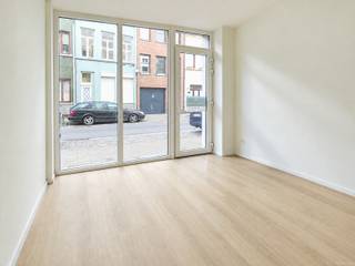 Gerenoveerd commercieel gelijkvloers in het hart van Antwerpen!<br /><br />Dit kantoor op het gelijkvloers beschikt over alles wat je nodig hebt om je bedrijf te runnen. De open indeling van het kantoor zorgt voor een lichte en luchtige sfeer en biedt veel ruimte voor je team om te werken. De grote ramen laten veel natuurlijk licht binnen kunnen eventueel ook dienen als etalage. Keuken is volledig uitgerust met moderne toestellen : koelkast met vriesvak, keramische kookplaat, oven en vaatwasser. Sanitaire ruimte voorzien van douche en lavabo. Apart gastentoilet.<br /><br />Leuke extra : een binnenkoer die perfect is voor een ontspannen lunchpauze.<br /><br />De ruimte kan betreden worden via een algemene inkom of de zij inkom via de algemene traphal van het gebouw.<br /><br />Beschikbaar vanaf 01/10/2026.