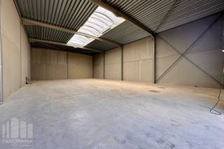 Nieuwbouw KMO-unit van 326 m² en 1 privatieve parkeerplaats te koop in Aartrijke.<br /> <br />De geïsoleerde <strong>casco magazijnruimte</strong> (brandklasse C) is opgebouwd uit een staalconstructie in combinatie met geïsoleerde gladde prebaf betonpanelen met een vrije hoogte van +/- 6 m, toegankelijk via sectionaalpoort (4,50 m B x 4,50 m H) met afzonderlijke toegangsdeur. Verder is de loods voorzien van o.a. een lichtstraat met rookluik, polybetonvloer, een regenwaterput (6.500 L) en een septische put. Aansluitingen van nutsvoorzieningen (water, elektriciteit (40A- 3 fasig 400 V), distributie, telefonie en internet) komen binnen in de unit. De <strong>voorziene oplevering is Q2 - Q3-2026</strong>. <br /><br />De unit maakt deel uit van het nieuwbouw KMO-project "<strong>LAKEBOS</strong>" bestaande uit 8 KMO-units met oppervlakte van +/- 192 m² tot 326 m² (samenvoegbaar tot grotere oppervlaktes) .<br />De dakstructuur laat het toe zonnepanelen te plaatsen (15 kg/m²). Ruime parkeer- en manoeuvreerruimte op de site.<br /><br />Uitermate goed gelegen op amper 450 m van de bedrijvige Aartrijksestraat met vlotte verbinding naar de Torhoutsesteenweg en de op- en afrit 11 Ruddervoorde van de E403.<br /><br />Contacteer <strong>PANORAMA B2B</strong> voor bijkomende (technische) inlichtingen, plannen of een vrijblijvend plaatsbezoek op het nummer <strong>050 300 800.</strong>