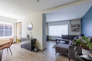 Deze<strong> volledig gerenoveerde woning met drie slaapkamers</strong> is gelegen op een centrale locatie te Belzele. Er zijn verschillende winkels, scholen en het openbaar vervoer in de nabijheid. Een perfecte combinatie van wonen! <br /><br />Via de inkom ga je binnen in de lichtrijke leefruimte met open keuken. Aansluitend vind je de badkamer met een apart gastentoilet. Op de eerste verdieping vind je drie ruime slaapkamers en een apart toilet. De mogelijkheid bestaat om via een vaste trap bijkomende slaapkamer(s) op de zolder te maken. Tenslotte heb je nog twee ruime garages of werkplaatsen. Deze lichtrijke woning is <strong>perfect zuid georiënteerd</strong> om een volledige dag zon te hebben!<br /><br />Troeven: <strong>centrale ligging, energiezuinig met zonnepanelen </strong>en lichtrijk<br /><br />Wenst u deze instapklare gezinswoning te bezoeken? Contacteer Yasmin via een online aanvraag of via yasmin@convas.be