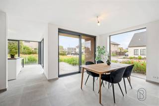 <p><br />Kwalitatieve moderne afgewerkte ruime nieuwbouwwoning met 3 SLK! Topgelegen: in een rustige, doodlopende straat doch dichtbij winkels, scholen, openbaar vervoer, etc. Indeling: inkomhal met apart toilet, grote lichtrijke leefruimte met open geïnstalleerde keuken met EILAND en extra ontbijthoek, handige grote berging en wasplaats, grote garage met sectionale poort. Volledig aangelegd TERRAS en OPRIT! Op het eerste verdiep bevinden zich de nachthal, 3 volwaardige slaapkamers, apart toilet en de badkamer (dubbele lavabo, ligbad & inloopdouche). Via zolderluik ruime zolder aanwezig. TROEVEN: ENERGIEZUINIG, warmtepomp met vloerverwarming, 8 zonnepanelen aanwezig, 2 regenwaterputten van 10.000 l en aangesloten, hoogrendementsglas met aluminium raamkozijnen, kwalitatieve materialen. + 21% BTW. Meer info of een bezoek: charlotte@immobeguin.be of 0470 38 47 88.</p>