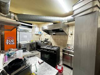 Vergunde opbrengsteigendom op centrale ligging in Antwerpen. Het gebouw heeft een statige gevel en geniet van een mooie hoekligging. Ingedeeld met...