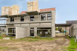 Gelegen in de straat Kopberg te Balen-Hulsen geniet deze duurzame woonst van een uiterst rustige ligging met toch tal van faciliteiten in de nabije omgeving. Daarnaast beschikken we over een vlotte verbinding met alle omliggende gemeenten.<br /><br />Beschrijving:<br />We betreden deze ruime woning via de inkomhal met vestiaireruimte en apart gastentoilet. Vervolgens komen we terecht in de lichtrijke leef- en eetruimte, dewelke naadloos overgaat in de volledig uitgeruste, open keuken met achterliggende bergruimte. Vanuit de open ruimte betreden we het terras, waar het heerlijk vertoeven is dankzij de gunstige oriëntatie.<br /><br />Op de eerste verdieping worden er 3 volwaardige slaapkamers alsook een luxueuze badkamer voorzien. Verder bevindt er zich in de nachthal nog een apart toilet alsook een aparte wasplaats. De vaste trap biedt ons tot slot nog toegang tot de zolderverdieping. Deze grote zolder biedt nog tal van mogelijkheden.<br /><br />Het zuid-west geörienteerde perceel van 461m² zorgt nog voor een aangename tuin waarbij naast de woning een carport wordt voorzien. Als extra troef kan men vanuit de achtertuin rechtstreeks het achterliggende bos en natuurgebied bewandelen.<br /><br />Extra:<br />- Zonnepanelen aanwezig<br />- Rolluiken op de bovenverdieping<br />- Carport naast de woning<br />- Domotica inbegrepen (Niko Home Control)<br /><br />Voor meer informatie maken we graag tijd voor u vrij. U kunt hiervoor een afspraak maken via info@vastengoed.be of telefonisch via 014/72.73.74.<br /><br />Wenst u een gratis schatting van uw eigendom? Contacteer ons voor een afspraak via 014/72.73.74.