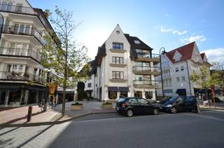 Dubbele gesloten garagebox op niveau -1 gelegen langs de Kustlaan tussen het Albertplein en het Driehoeksplein.Zeer gemakkelijk toegankelijk en...