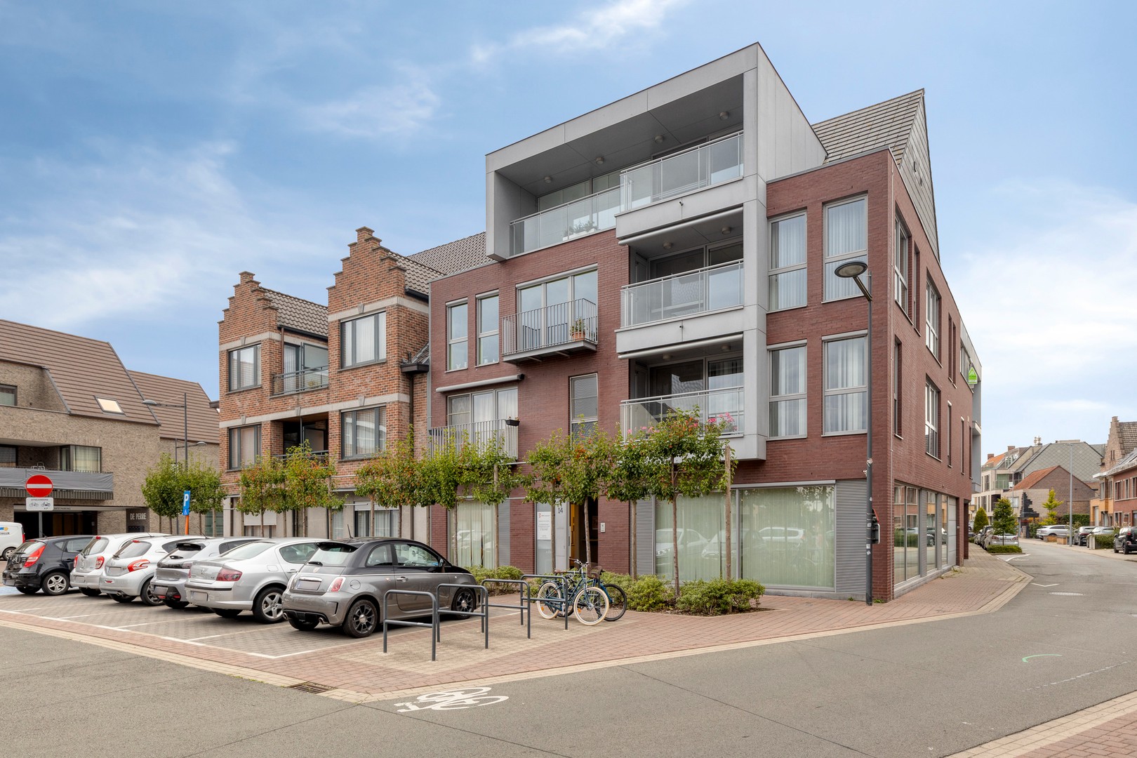 Ruim, instapklaar appartement met 2 slaapkamers en afgesloten parkeerplaats in het centrum van Roeselare-Beveren - foto 1