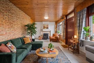 In Zele bieden wij deze HOB in de Neereindestraat. De woning beschikt over een knusse woonkamer, keuken, badkamer, tuin en heeft sanitair op het gelijkvloers alsook op de eerste verdieping. De woning heeft wat liefde nodig maar kan een gezellige thuis worden voor de volgende eigenaar. <br /><br />Wenst u een bezoek of heeft u graag meer informatie? Neem dan contact op via felix@uw-huis.be of bel ons via 052463803 tijdens de kantooruren.