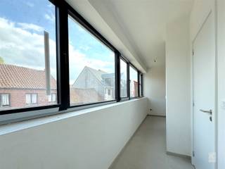 <p><span>Ben je op zoek naar een <strong>luxueus én heel ruim appartement in de dorpskern van Sinaai</strong>? </span><br /><span>Dan is deze kleinschalige residentie met slechts 3 appartementen wat u zoekt. </span><br /><span>Wees snel en koop nu nog aan *<strong>6% BTW</strong>!</span><br /><br /><span>Het gebouw is voorzien van een <strong>lift</strong>, een ruime fietsenstalling, een vuilnisbering en drie inpandige parkeerplaatsen. Om comfortabel in en uit te rijden wordt er een <strong>draaischijf</strong> voorzien in de doorrit, zo rijdt u steeds gemakkelijk de openbare weg op.</span><br /><span>Ieder appartement is voorzien van individuele <strong>zonnepanelen</strong> en <strong>vloerverwarming</strong>, samen met de goede <strong>isolatiewaarde</strong> zijn ze steeds<strong> Bijna Energie Neutraal</strong> en komt u in aanmerking voor 5 jaar korting op uw onroerende voorheffing.</span></p><p><span>De oplevering wordt nog eind dit jaar voorzien.</span><br /><br /><span><strong>Is jouw interesse gewekt? Neem dan vlug contact met ons op en plan jouw persoonlijk werfbezoek in.</strong></span><br /><span><strong>0468 176 177 of sven@acvastgoed.be</strong></span><br /><br /><span><strong><u>Bekijk hier de beschikbare kavels:</u></strong></span><br /><span>- 1e verdiep: 2-slaapkamerappartement (99 m²) met terras (11 m²)</span><br /><span>- 2e verdiep: Penthouse met 3 slaapkamers (135 m²) met terras (13 m²)</span><br /><span>- Gelijkvloers: Duplexappartement met 3 slaapkamers (140 m²) met terras (20,5 m²)</span><br /><span>- 3 inpandige parkeerplaatsen (€ 25.000/stuk)</span></p>