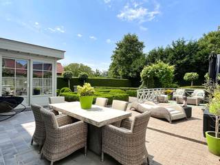 Imposante villa met een prachtig aangelegde tuin, rustig gelegen in een aangename woonwijk te Lissewege. Rustige omgeving met een vlotte...
