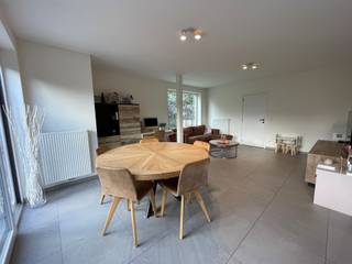 <p><span>Recente woning rustig gelegen op het einde van een doodlopende straat. </span></p><p><span> </span></p><p><span>De woning is ingedeeld als volgt:</span></p><p><span> </span></p><p><span>Inkom met vestiaire en gastentoilet, ruime lichtrijke leefruimte met open keuken (volledig uitgerust met eiland), garage, 3 slaapkamers, badkamer (inloopdouche, toilet, dubbele lavabo en ligbad) en een vaste trap naar de zolder die ingericht is als 4de slaapkamer/master bedroom. </span></p><p><span> </span></p><p><span>Bovendien beschikt de woning over een aangename tuin met terras, tuinhuis en uitweg langs de zijkant. </span></p><p><span> </span></p><p><span>Oprit met parkeergelegenheid voor 3 wagens. </span></p><p><span> </span></p><p><span>Bij interesse kunt u via volgende link uw huurdersprofiel aanmaken: <span>https://clee.be/nl/app/kandidaat-stellen/0476526158/1c967260-1b09-ef11-aaf0-002248894493</span></span></p>