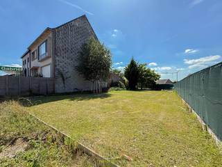 VEELZIJDIG PERCEEL BOUWGROND VAN 502 M² op een VLOT BEREIKBARE LIGGING van Zottegem. Dit ZUIDWESTELIJK GEORIËNTEERDE PERCEEL biedt de perfecte...