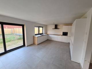 Ruime energieneutrale nieuwbouw nabij centrum Leopoldsburg <br /> <br />In een nieuwe, rustige verkaveling, op een steenworp van het centrum van Leopoldsburg, vinden we deze ruime energieneutrale nieuwbouwwoning. De woning werd volledig afgewerkt met kwalitatieve materialen en de modernste technieken en is volledig instapklaar. Van dit pareltje kunt u dan ook onmiddellijk uw thuis maken! <br /> <br />Dat het hier een toekomstgerichte woning betreft, blijkt duidelijk uit de gebruikte technieken, die samen met een doorgedreven isolatie zorgen voor een zeer energiezuinige woning (negatieve energiescore), volledig aangepast aan de normen van de toekomst en gericht op uw behoeften. De woning is o.a. voorzien van een warmtepomp met zonnepanelen van maar liefst 6150 kWp, een ventilatiesysteem type D, vloerverwarming, HR ramen, enz. <br /> <br />Daarnaast biedt deze woning u enorm veel ruimte en comfort door de hoge graad van afwerking. Deze woning met aangelegde tuin op een zonnig perceel van 330m2 heeft een bewoonbare oppervlakte van maar liefst 192 m2 (bruto). Aan ruimte dus geen gebrek! <br /> <br />Op het gelijkvloers vindt u: <br />Een inkomhal met gastentoilet. <br />Een zeer ruime leefruimte +/- 64 m2 met een kwalitatieve vloertegel en veel lichtinval. <br />Een ruime, open en volledig uitgeruste keuken voor een optimaal contact met uw gezinsleden terwijl u de heerlijkste maaltijden bereidt. <br />Een ruime berging met aansluiting voor wasmachine en droogkast. <br />Een schuifraam zorgt hier voor direct contact met het aangelegde terras en de omheinde tuin. <br /> <br />Op de eerste verdieping vindt u: <br />3 ruime slaapkamers, waarvan 1 voorzien van een ruime dressing en allen met laminaat voor een warme gevoel. <br />Een extra kamer die ingericht kan worden als strijkkamer, berging of bureau of kan dienen als kinderkamer. <br />Een technische ruimte. <br />Een apart toilet. <br />Een ruime badkamer met bad, inloopdouche en stijlvol meubel met dubbele wastafel. <br /> <br />Bijzondere kenmerken: <br />EPB: A+ (-22 kWh/m2j); geen renovatieplicht (UC: 71034-G-OMV_2021175364/EP18848/D441/D02/SD001) <br />Elektriciteit conform. <br />Stedenbouwkundige info: Vergund, Woongebied, Geen rechterlijke herstelmaatregel of bestuurlijke maatregel opgelegd, Geen voorkooprecht ruimtelijke ordening aanwezig, Verkavelingsvergunning. <br />Watertoets: P-score: A ; G-score: onbekend <br /><br />Op het grondgedeelte van 105.000 euro betaalt u 12% registratiebelasting en op de constructie van 280.000 euro betaalt u 21% BTW, wat op een totaal van 456.400 euro komt.<br /> <br />Ligging: <br /> <br />Deze woning, gelegen aan het Sint-Michielspark 7 te Leopoldsburg, ligt op amper 600m verwijderd van het gezellige centrum van Leopoldsburg, of “t Kamp”, zoals hier gezegd wordt, met haar gezellige restaurants, bistro’s en winkels. Maar toch bevindt u zich hier in een rustige buurt, grenzend aan het groen van het militair domein, en gelegen in een doodlopende straat met allemaal nieuwe woningen. Alle faciliteiten liggen binnen handbereik: scholen, openbaar vervoer, sportfaciliteiten, een cultureel aanbod, werkelijk alles vindt u in de nabije omgeving. <br /> <br />Maar een extra troef is ongetwijfeld ook de centrale ligging voor wat betreft diverse snelwegen en dit zowel richting Leuven en Brussel als richting Antwerpen. Indien u de trein niet wenst te nemen om te pendelen, dan hebt u van hieruit ongetwijfeld een vlotte verbinding naar welke richting dan ook. Kortom een ideale locatie om uw gezinsleven verder uit te bouwen in een gezellige buurt! <br />