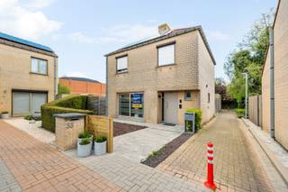 - Vrijstaande woning op een rustige ligging in Ledegem: De Kempkens 34<br />- Uitstekend EPC: label B (UC:3036578)<br />- Lichtrijke leefruimte <br />- Open keuken<br />- 3 volwaardige slaapkamers<br />- Zolder<br />- Badkamer met douchecabine, ligbad en wastafelmeubel<br />- Omheinde tuin met terras en tuinhuis<br />- Garage naast de woning<br />- Conforme elektriciteit<br />- Zonnepanelen<br />- Asbestveilig<br />- Richtprijs: € 299.000